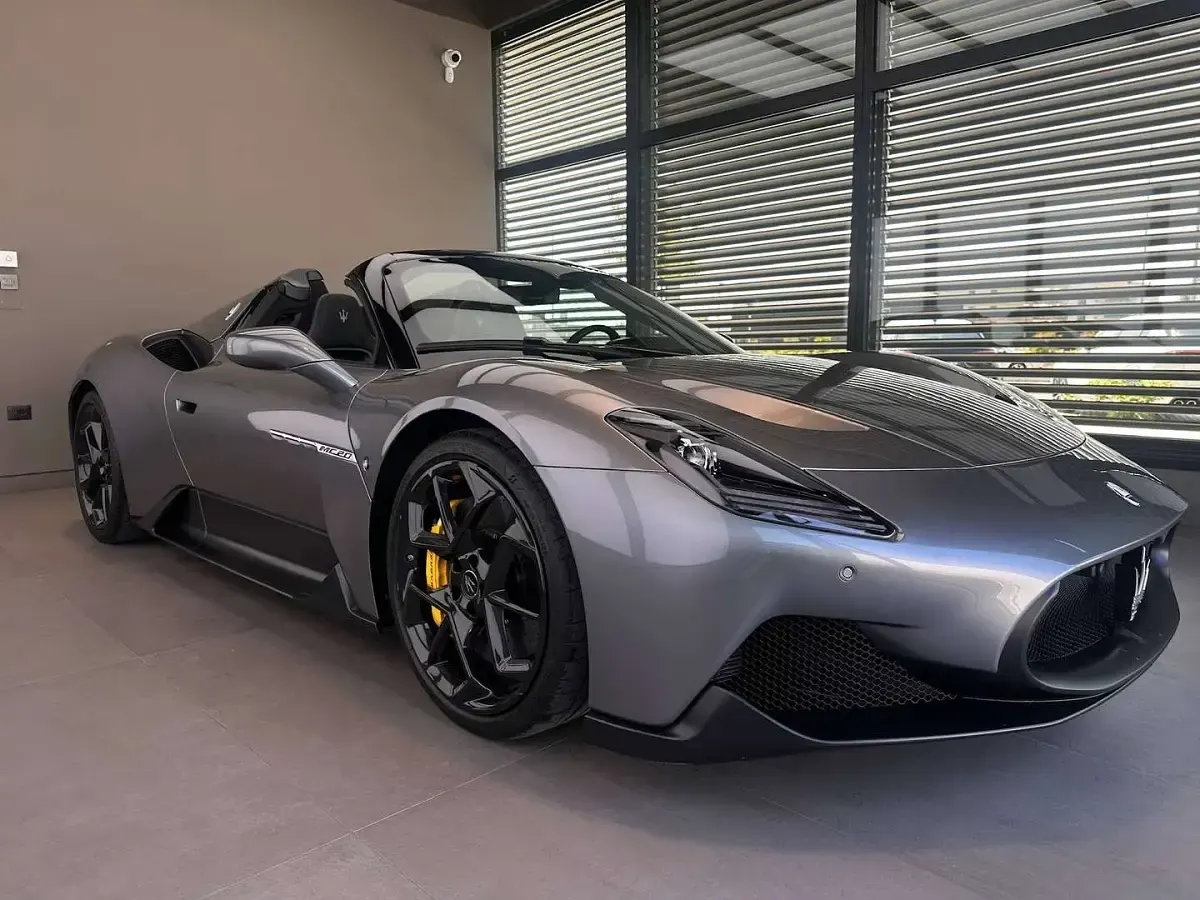 Usata Maserati MC20 630 CV (463 kW) 2024 Grigio mistero Cabrio