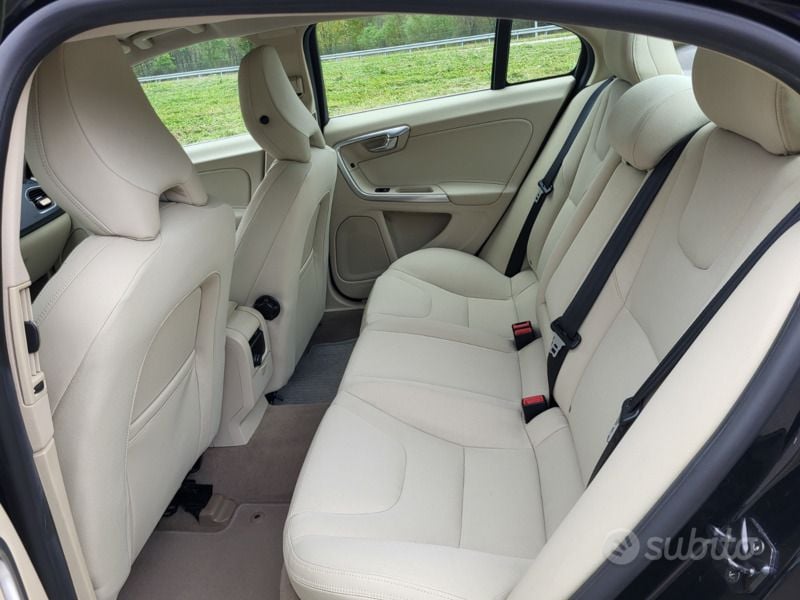 Usata Volvo S60 215 CV (158 kW) 2012 Nero Berlina