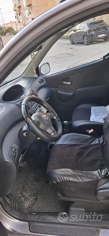 Usata Toyota Yaris Luna 87 CV (63 kW) 2003 Marrone Berlina
