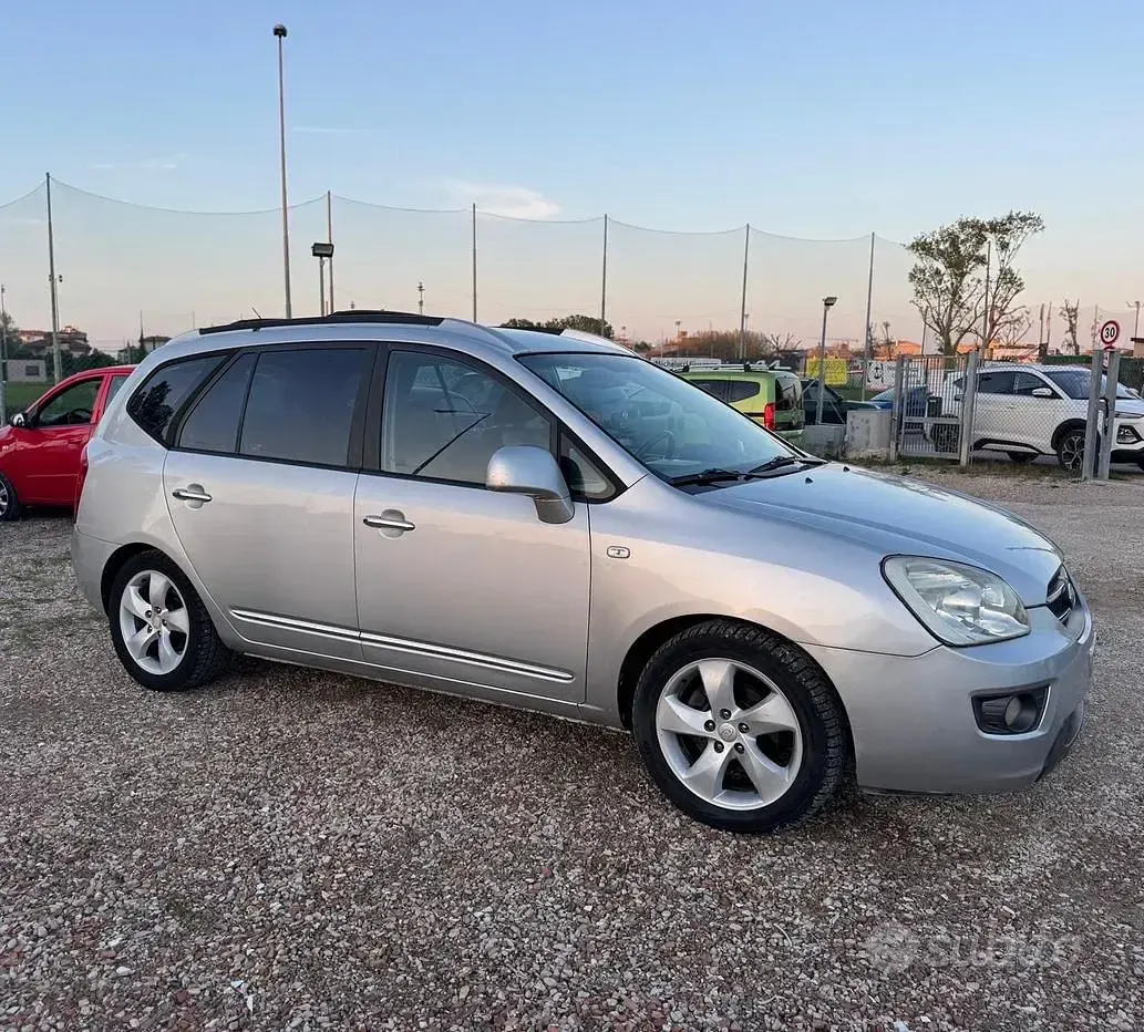Usata Kia Carens EX 140 CV (102 kW) 2010 Grigio Monovolume