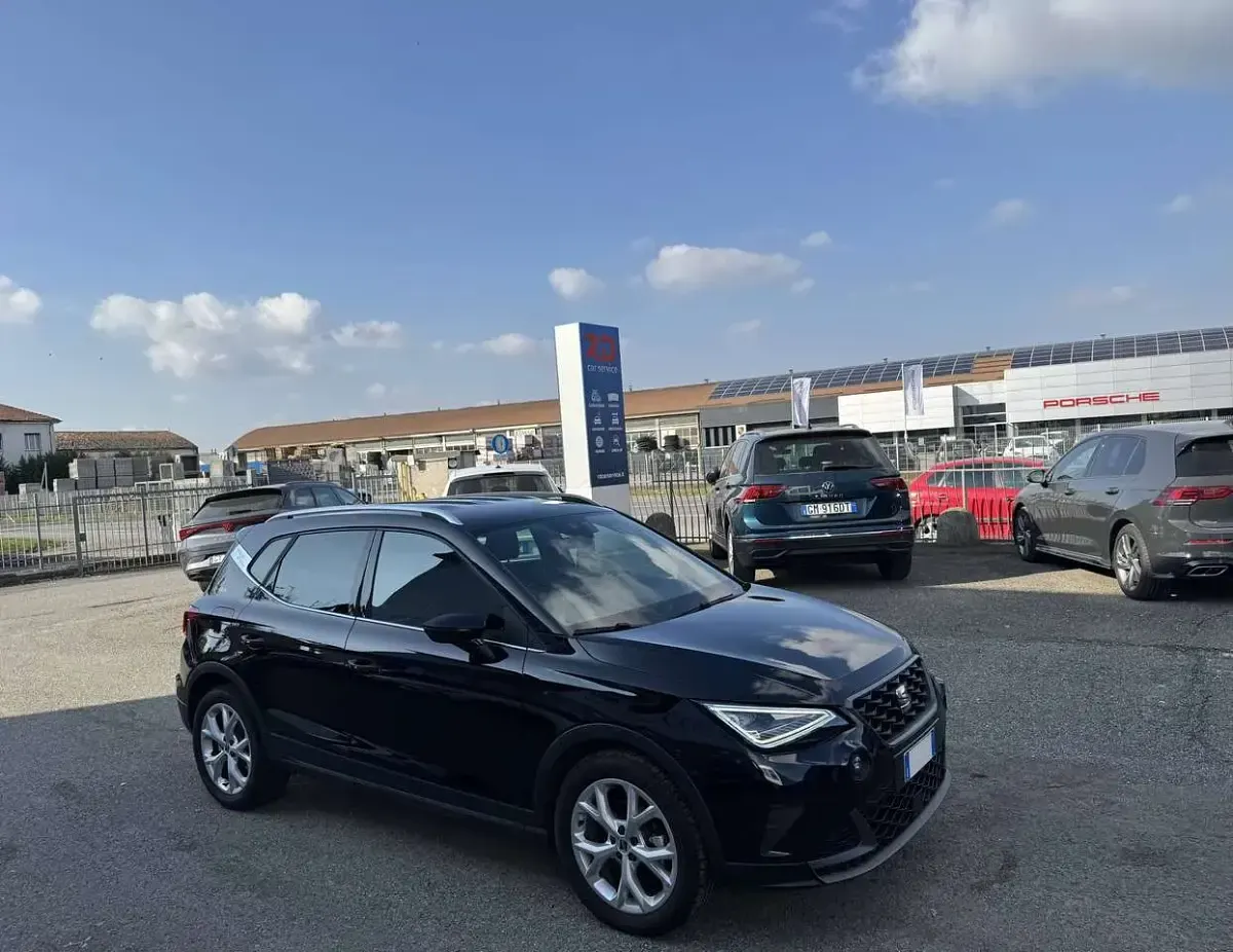 Käytetty Seat Arona FR 116 HP (85 kW) 2025 Musta Katumaasturi
