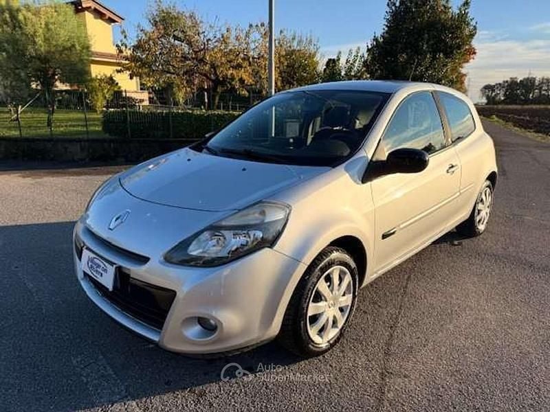Usata Renault Clio III 75 CV (55 kW) 2010 Argento Berlina