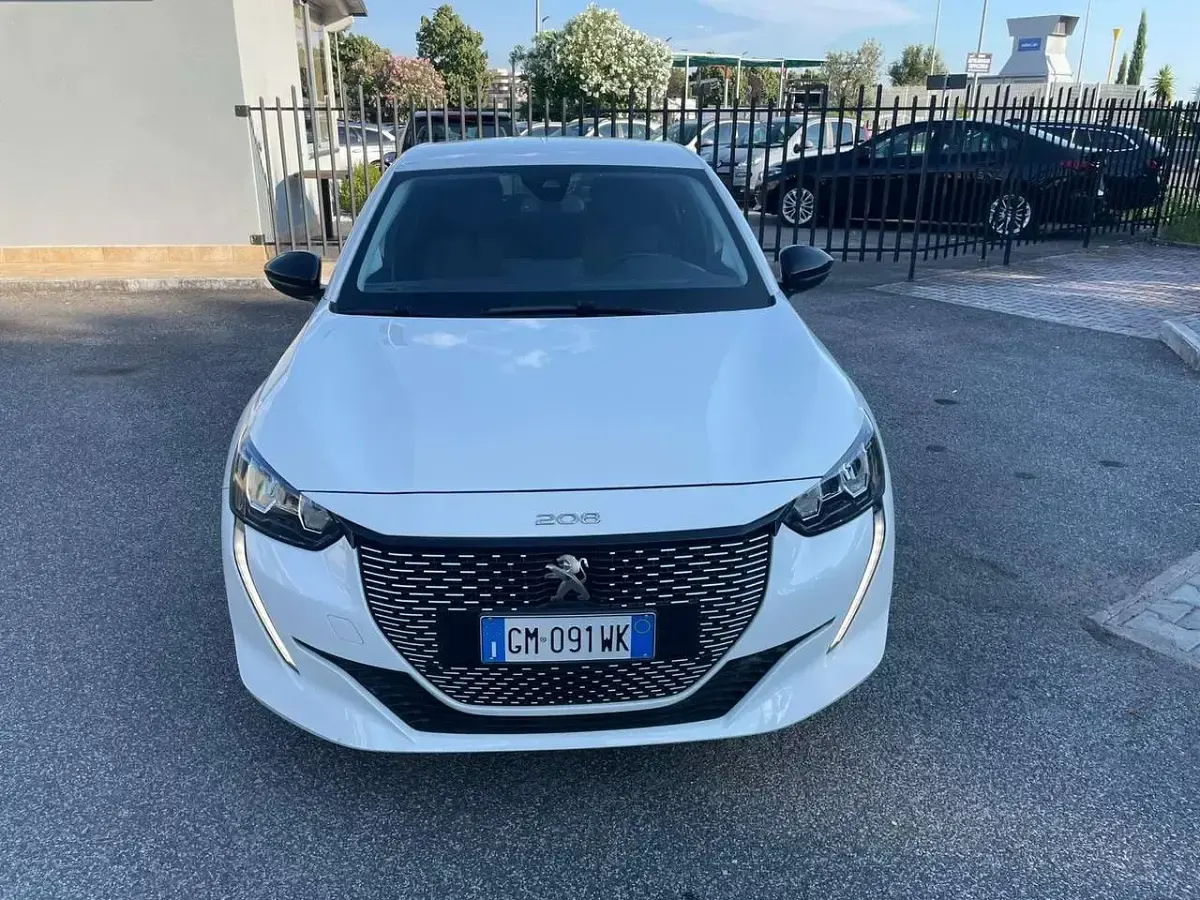 Usata Peugeot e-208 Allure 56 kW (77 CV) 2023 Bianco Utilitaria