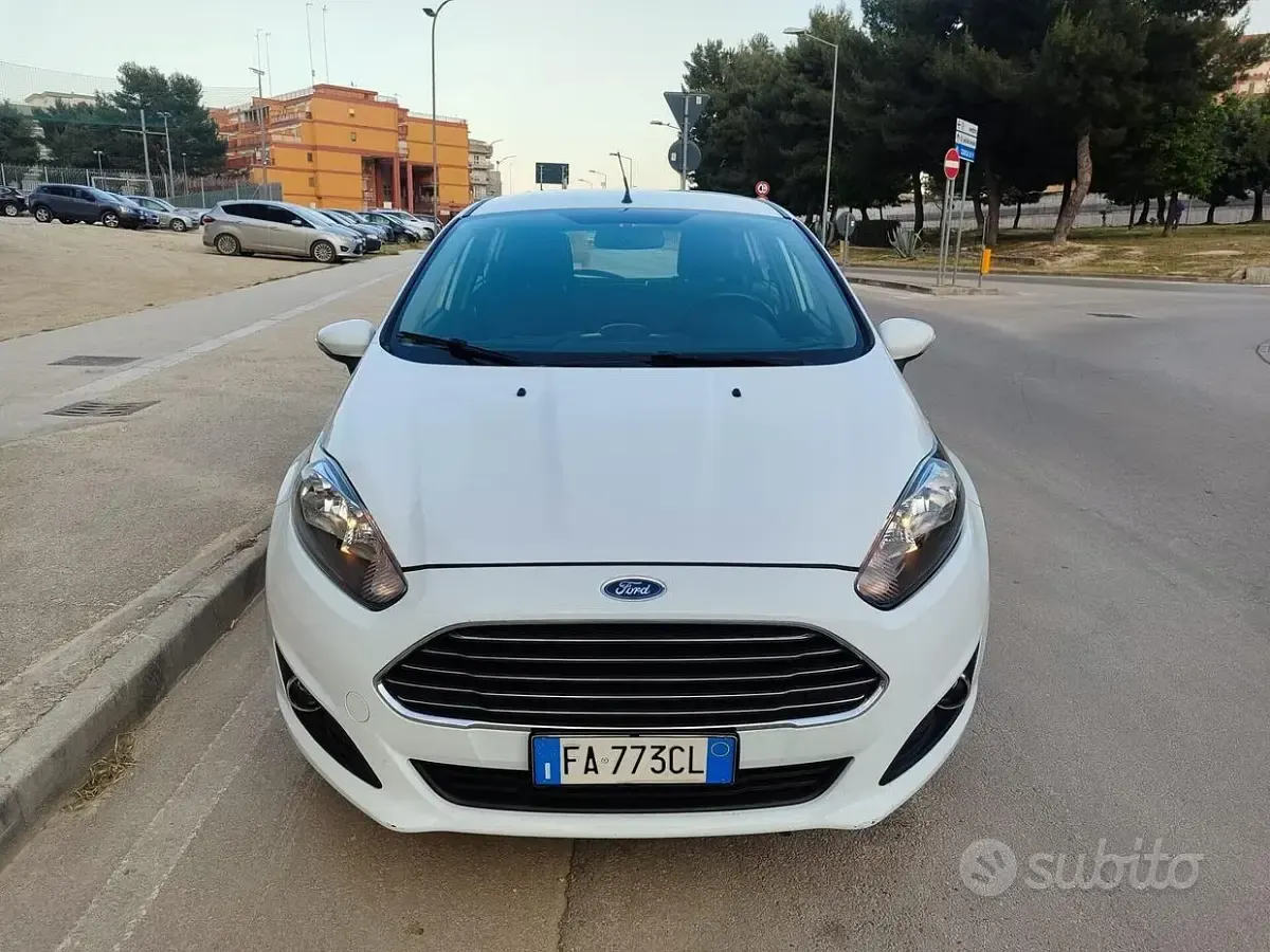 Usata Ford Fiesta 75 CV (55 kW) 2015 Bianco Utilitaria