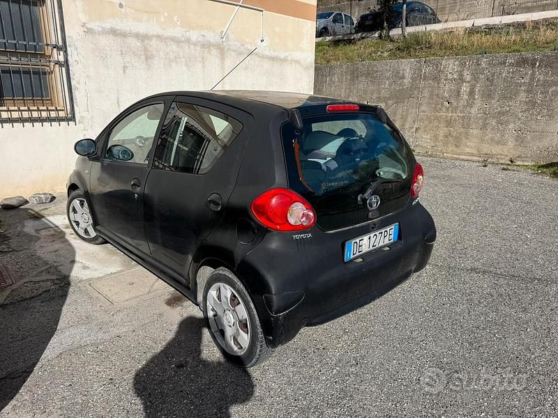 Usado Toyota Aygo 68 HP (50 kW) 2006 Preto Citadino