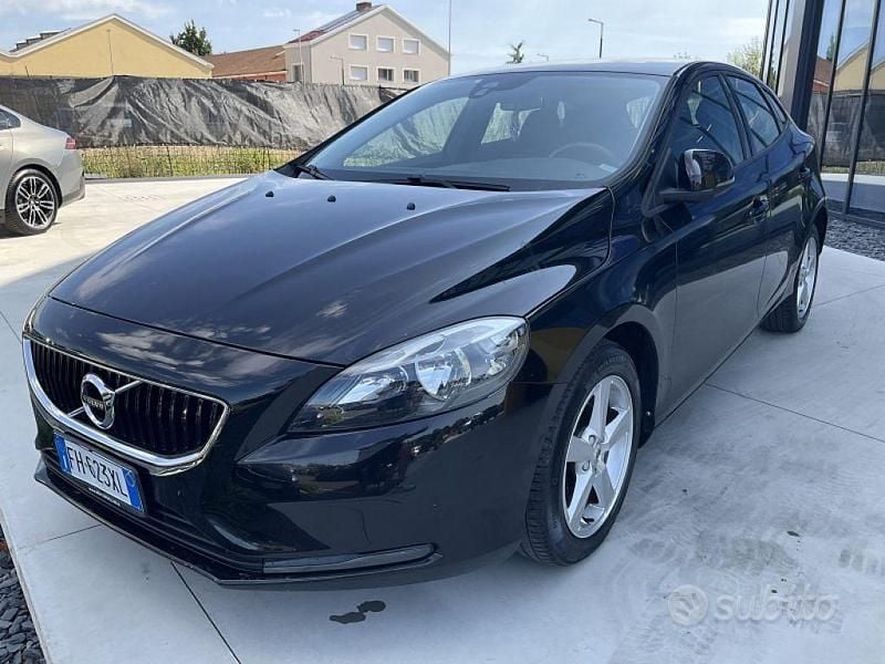 Usata Volvo V40 Momentum 120 CV (88 kW) 2017 Nero Berlina