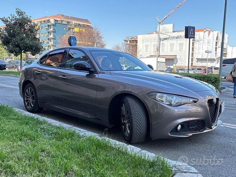 Usata Alfa Romeo Giulia Super 150 CV (110 kW) 2017 Grigio Berlina