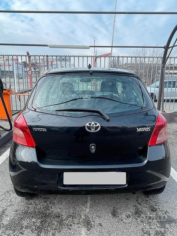 Usata Toyota Yaris Sol 77 CV (56 kW) 2006 Nero Utilitaria