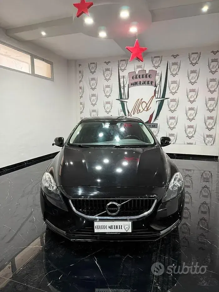 Usata Volvo V40 Momentum 120 CV (88 kW) 2017 Nero Station wagon