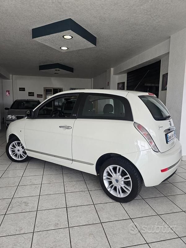 Usata Lancia Ypsilon Platinum 75 CV (55 kW) 2011 Bianco Utilitaria
