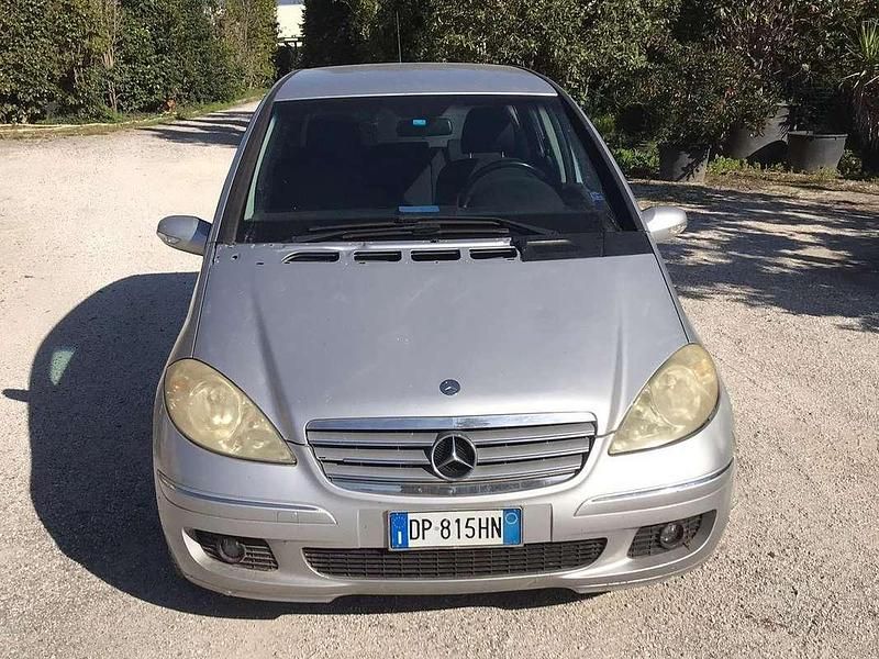 Argento Usata 2008 Mercedes 180 Elegance Tre volumi | 2500 € (Ottimo prezzo) - Immagine 1/4