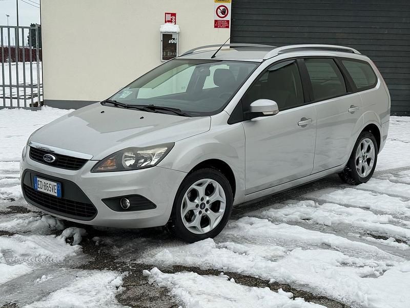 Grigio Usata 2010 Ford Focus Station wagon | 2300 € (Buon prezzo) - Immagine 1/4