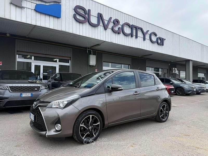 Usata Toyota Yaris Hybrid Style 75 CV (55 kW) 2016 Grigio Berlina