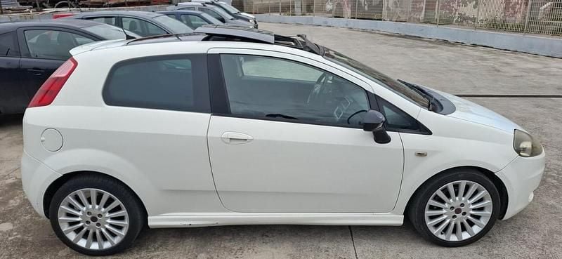Usata Fiat Grande Punto Sport 90 CV (66 kW) 2009 Bianco Utilitaria
