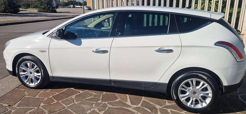 Usata Lancia Delta Gold 105 CV (77 kW) 2012 Bianco Utilitaria