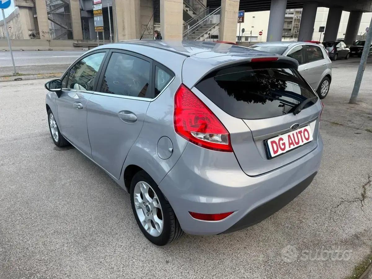 Usata Ford Fiesta Titanium 70 CV (51 kW) 2012 Grigio Berlina