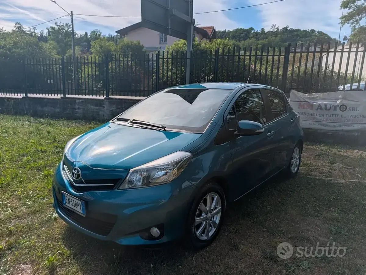 Usata Toyota Yaris Lounge 69 CV (50 kW) 2012 Blu Utilitaria