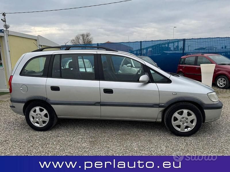 Usata Opel Zafira 101 CV (74 kW) 1999 Grigio Monovolume
