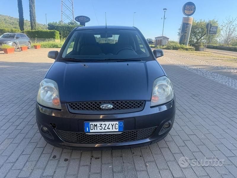 Usata Ford Fiesta Titanium 68 CV (50 kW) 2008 Grigio Utilitaria