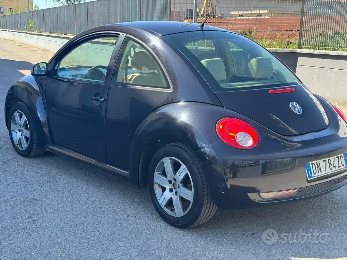 Usata VW New Beetle 102 CV (75 kW) 2008 Blu Utilitaria
