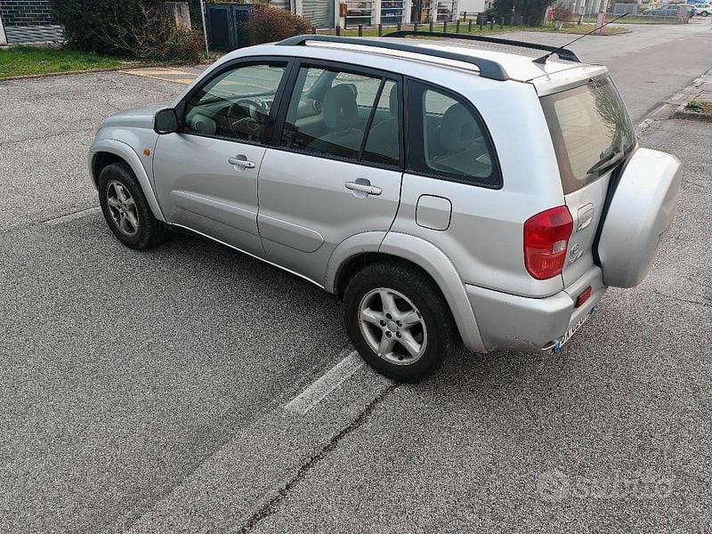 Begagnad Toyota RAV4 129 HK (94 kW) 2000 Grå SUV