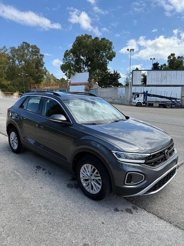 Grigio Usata 2022 VW T-Roc SUV | 20.500 € (Buon prezzo) - Immagine 1/4