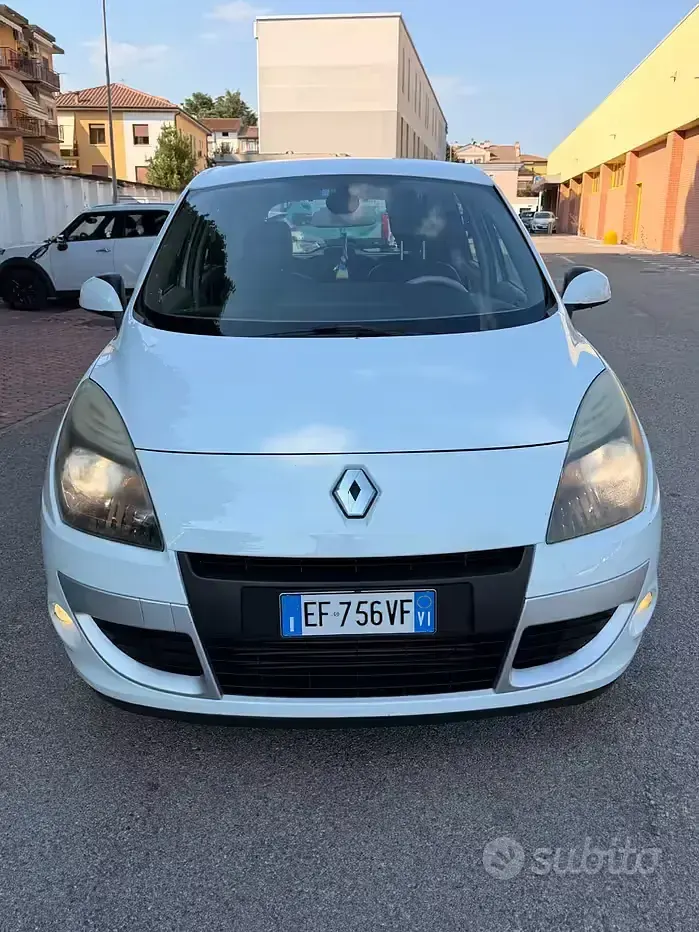 Usata Renault Scénic III 110 CV (80 kW) 2011 Bianco Monovolume