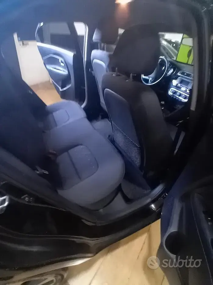 Usado Kia Rio 85 CV (62 kW) 2016 Negro Utilitario