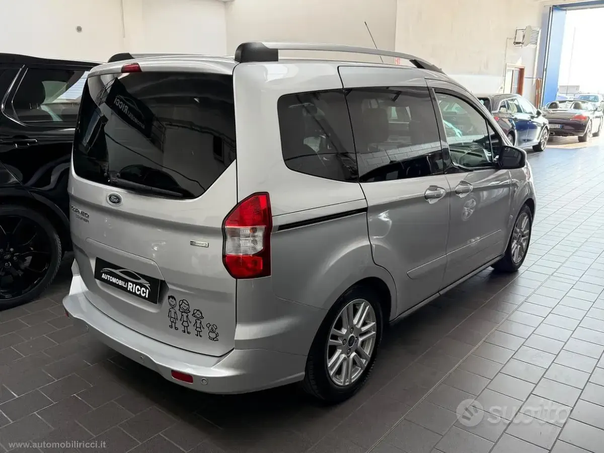 Usata Ford Tourneo Courier Titanium 101 CV (74 kW) 2015 Grigio Monovolume