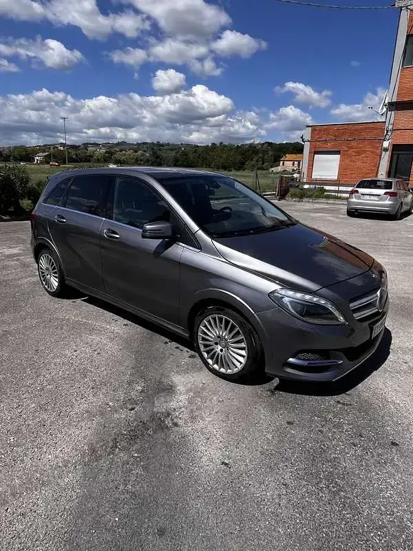Usata Mercedes B200 156 CV (114 kW) 2015 Grigio Monovolume