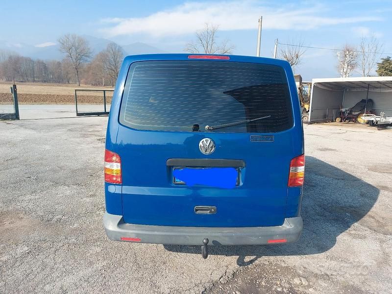 Usata VW Caravelle 2006 Blu Monovolume