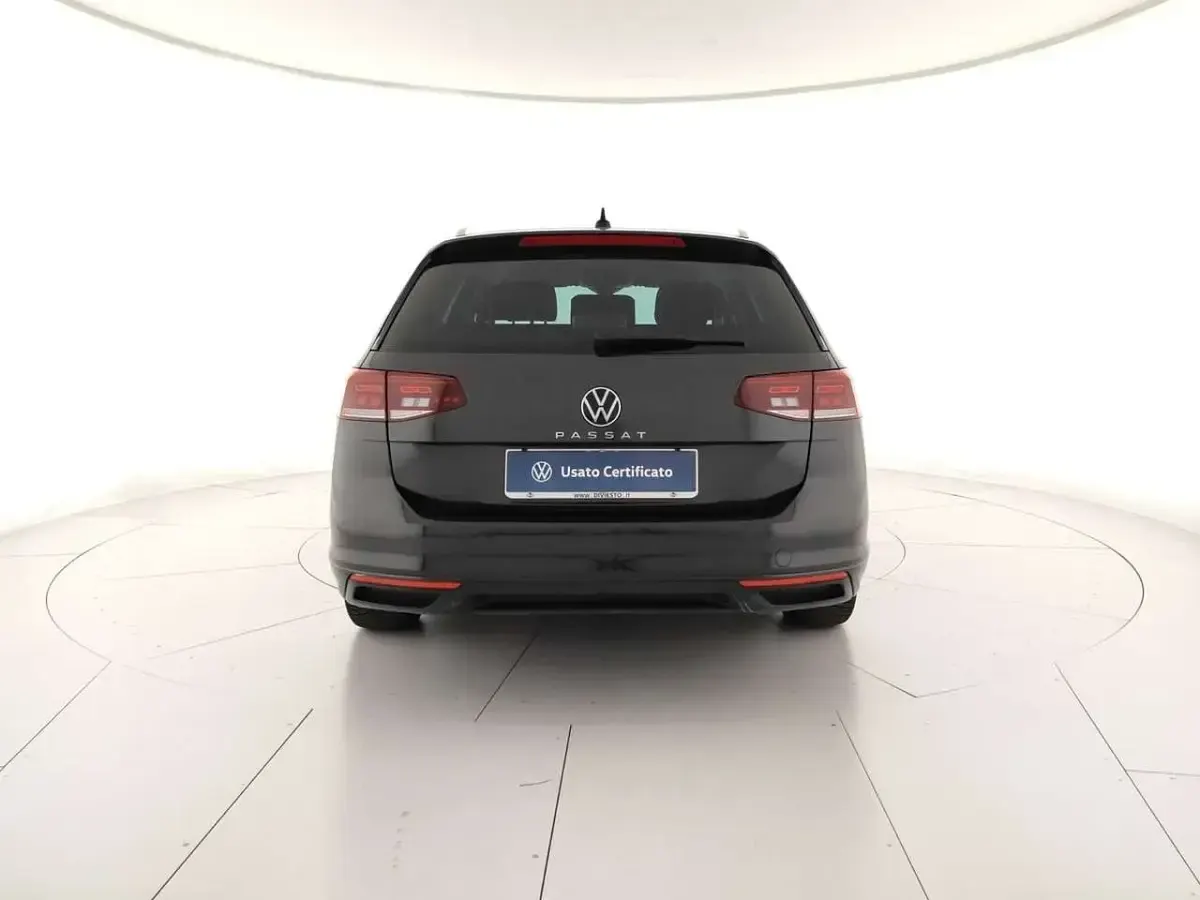 Usata VW Passat Business 150 CV (110 kW) 2023 Manganese grey metallizzato Station wagon