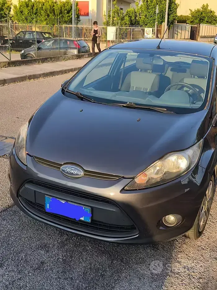 Usata Ford Fiesta 75 CV (55 kW) 2010 Grigio Berlina