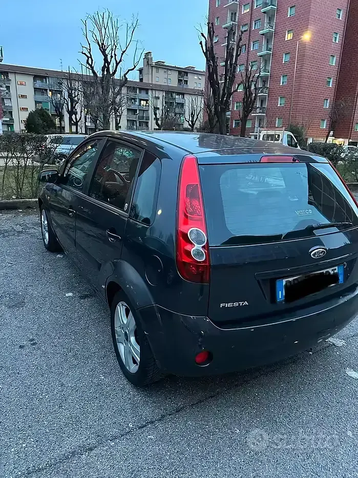 Usata Ford Fiesta 80 CV (58 kW) 2006 Grigio Utilitaria