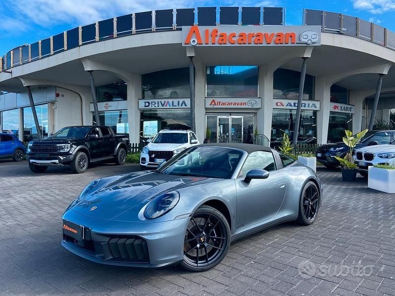 Grigio Nuova 2025 Porsche 911 Cabrio | 219.500 € (Cara) - Immagine 1/4