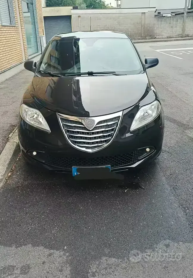 Usata Lancia Ypsilon 69 CV (50 kW) 2016 Nero Utilitaria