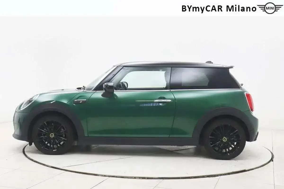 Usata Mini Cooper SE Classic 135 kW (184 CV) 2021 British racing green iv Utilitaria