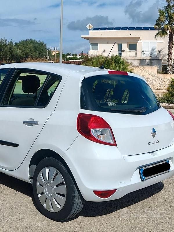 Usata Renault Clio III 68 CV (50 kW) 2010 Bianco Utilitaria