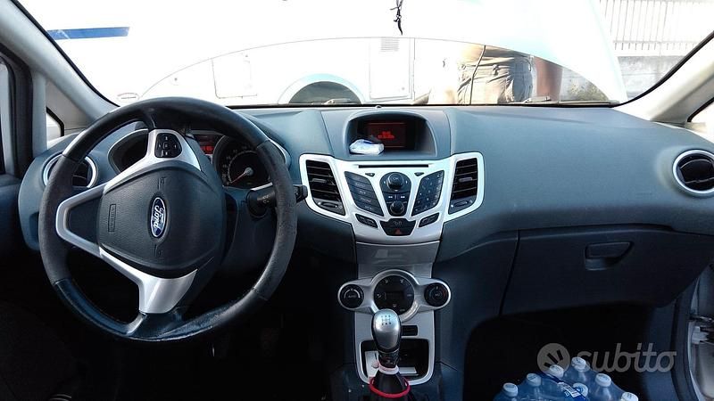 Usata Ford Fiesta 68 CV (50 kW) 2010 Grigio Utilitaria