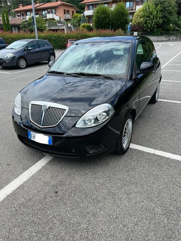 Usado Lancia Ypsilon 69 HP (50 kW) 2011 Preto Citadino