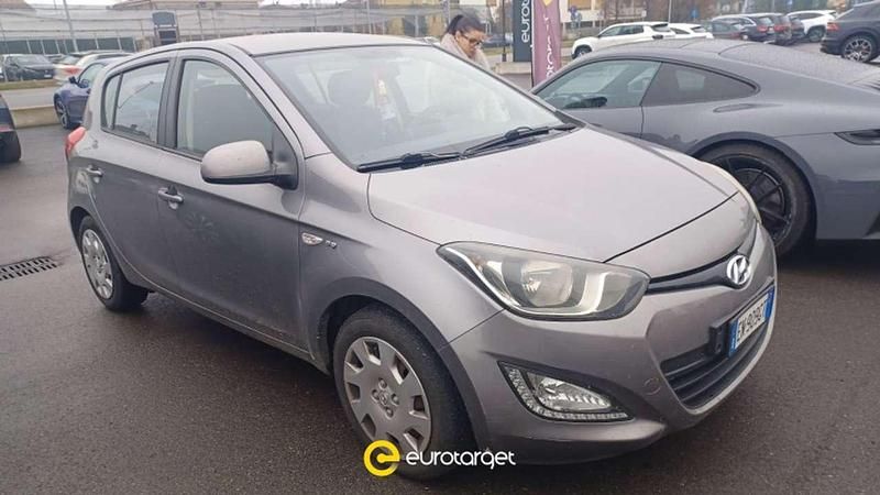 Grigio Usata 2012 Hyundai i20 Classic Due volumi | 3500 € (Buon prezzo) - Immagine 1/4