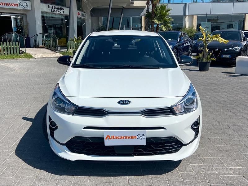 Usado Kia Rio Style 101 HP (74 kW) 2021 Branco Sedan