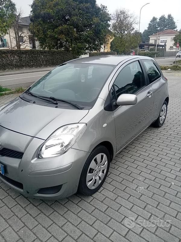 Usata Toyota Yaris 87 CV (63 kW) 2008 Grigio Utilitaria