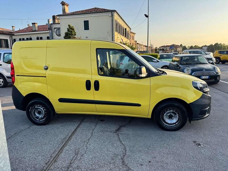Usado Fiat Doblò 95 HP (69 kW) 2019 Amarelo Monovolume