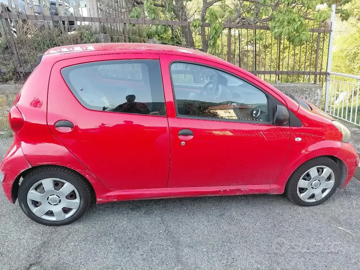 Usata Toyota Aygo 68 CV (50 kW) 2008 Rosso Utilitaria