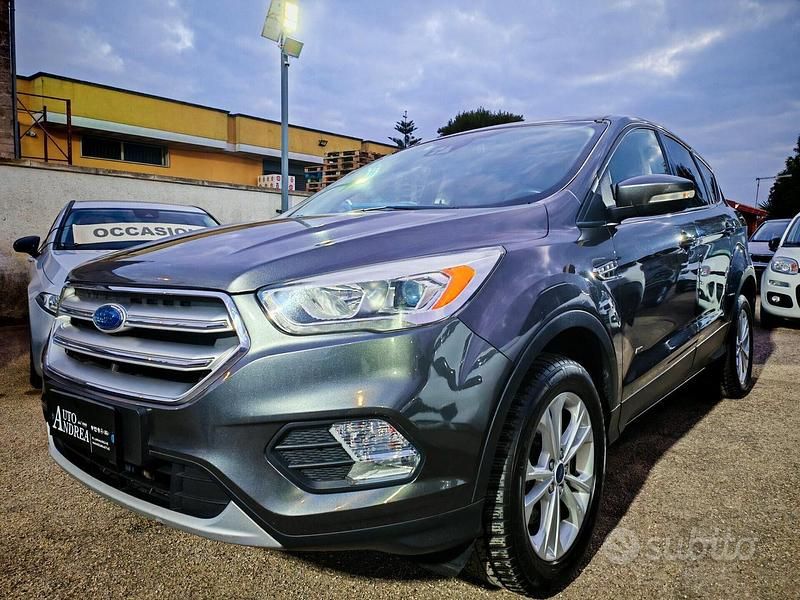 Usata Ford Kuga 150 CV (110 kW) 2017 Grigio SUV
