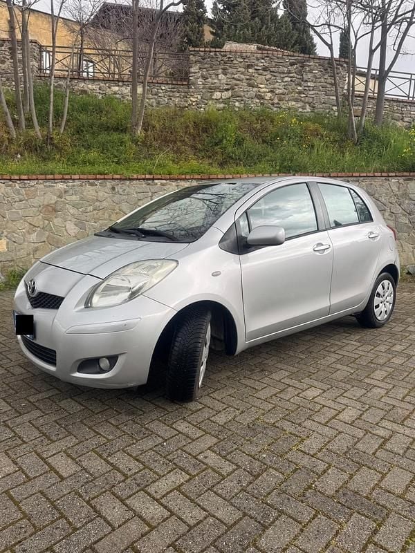 Usata Toyota Yaris 90 CV (66 kW) 2009 Grigio Utilitaria