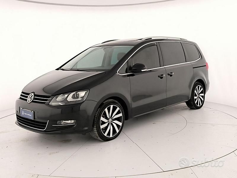 Nero perla Usata 2016 VW Sharan Executive Monovolume | 21.900 € (Molto cara) - Immagine 1/4