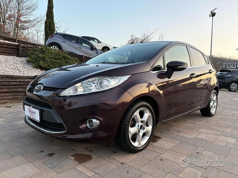 Usata Ford Fiesta Titanium 96 CV (70 kW) 2010 Marrone Utilitaria