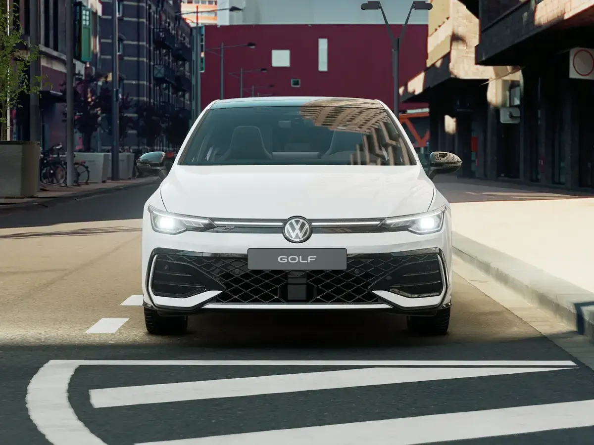 Nuova VW Golf VIII R-line Plus 150 CV (110 kW) 2026 Pure white Berlina